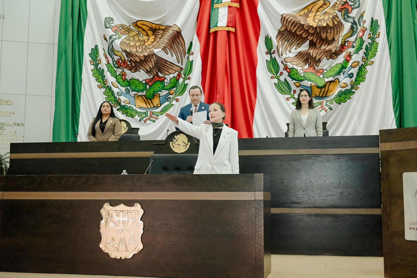 Comparece secretaria de Economía ante el Congreso; destaca visión humanista en la política económica del gobernador