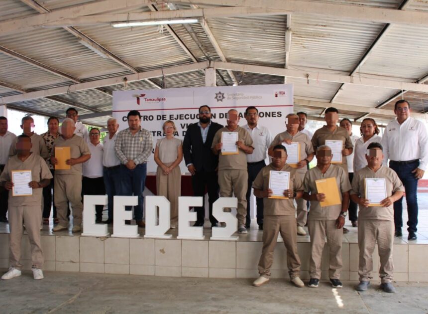 Transforma educación vidas en CEDES Victoria: entregan 52 certificados a PPLs