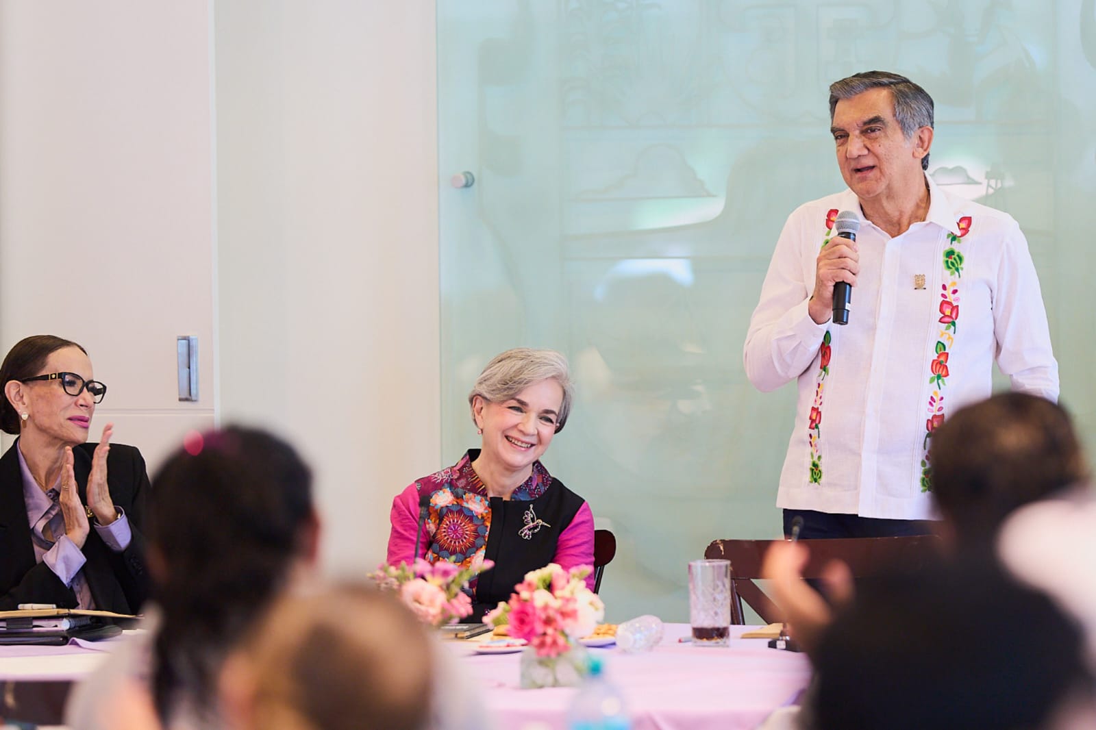 Dialogan Américo y María de Villarreal con habitantes de los polígonos de atención de Lazos del Bienestar