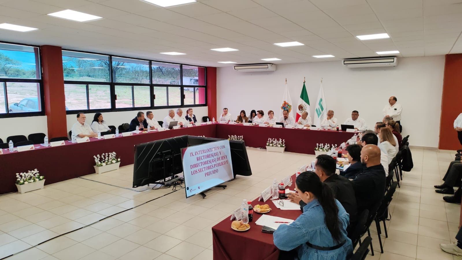 Avanza Tamaulipas en planeación estratégica de la educación superior  Mayo 20 de 2026  Altamira, Tamaulipas.– Con la participación de autoridades federales, estatales, directivos de instituciones educativas y representantes del sector empresarial, se llevó a cabo la Segunda Sesión Ordinaria de la Comisión Estatal para la Planeación de la Educación Superior (COEPES) Tamaulipas 2026.  Durante la reunión, efectuada en la Universidad Tecnológica de Altamira, las y los integrantes de la COEPES dieron seguimiento a las actividades y estrategias programadas para el presente año, enfocadas en fortalecer la planeación, coordinación y desarrollo de la educación superior en la entidad.  En representación del secretario de Educación de Tamaulipas, Miguel Ángel Valdez García, el subsecretario de Educación Media Superior y Superior y vicepresidente de la COEPES Tamaulipas, Igor Crespo Solís, destacó que la comisión representa un espacio estratégico de diálogo, concertación y coordinación interinstitucional, donde convergen autoridades educativas, instituciones de educación superior y sectores productivos.  Subrayó que la COEPES tiene como objetivo consolidar un sistema educativo más inclusivo, pertinente y de alta calidad. Asimismo, señaló que el trabajo de la comisión no se limita al análisis técnico, sino que implica la construcción de consensos, la articulación de esfuerzos y la generación de políticas públicas orientadas a fortalecer la formación académica y profesional de las juventudes tamaulipecas.  Las autoridades coincidieron en la importancia de mantener una vinculación permanente entre las instituciones educativas y el sector empresarial, a fin de responder a las necesidades actuales del entorno laboral y contribuir al desarrollo económico y social del estado.  Durante la sesión, también se refrendó el compromiso de continuar impulsando acciones coordinadas que permitan ampliar las oportunidades educativas, fortalecer la cobertura y mejorar la calidad de los programas de educación superior en Tamaulipas, acorde con la visión que impulsan el gobernador Américo Villarreal Anaya y el secretario de Educación, Miguel Ángel Valdez García.