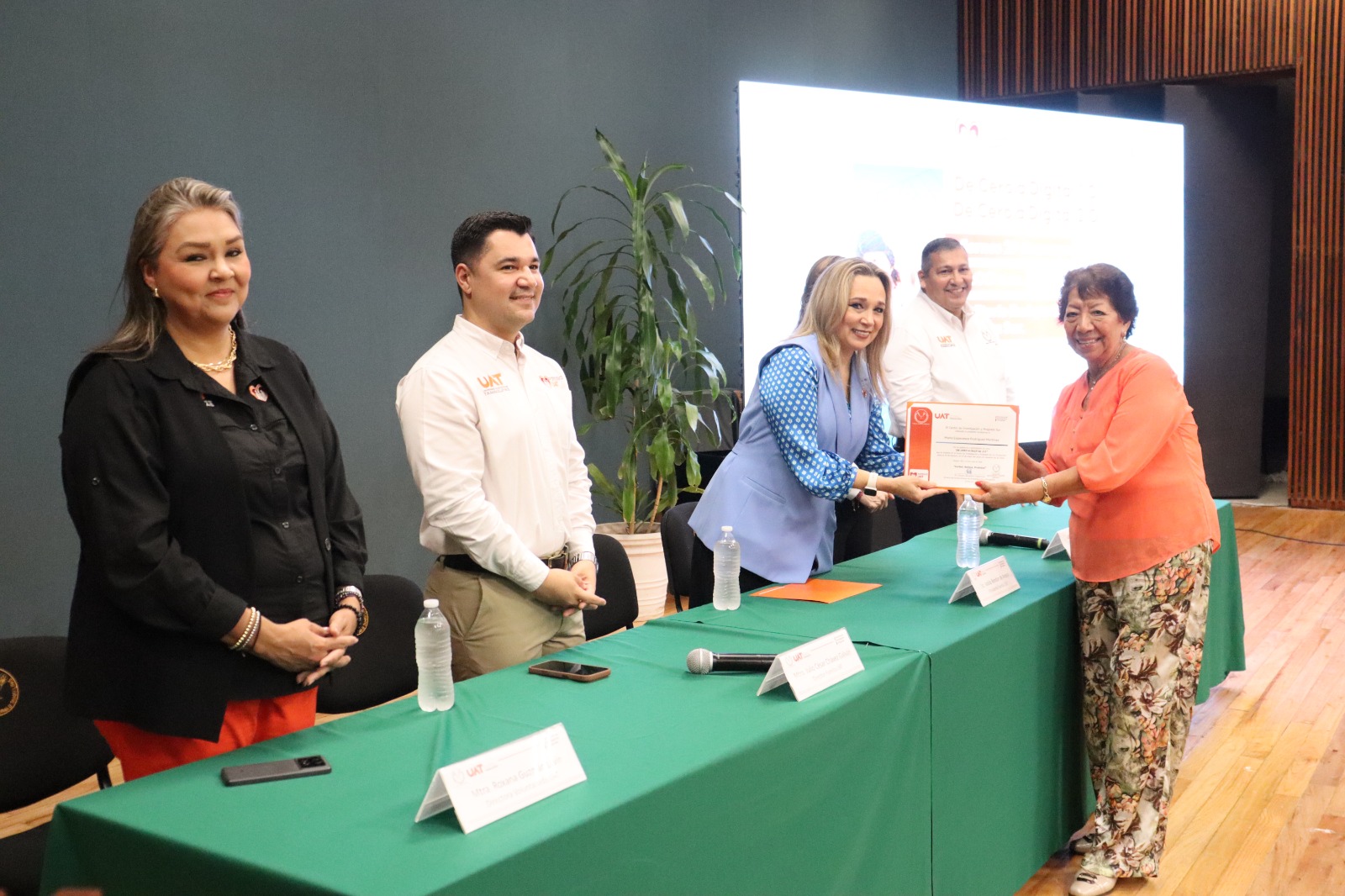 Capacita la UAT a personas mayores en el uso de herramientas digitales