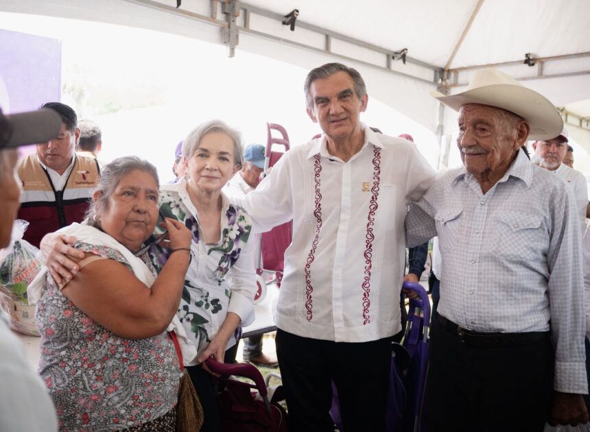 Américo y María de Villarreal llevan apoyos y servicios gratuitos a las familias de Antiguo Morelos