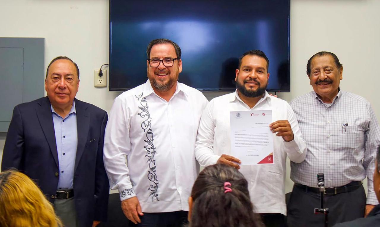 Entrega Miguel Ángel Valdez García nombramiento al nuevo titular del CREDE Nuevo Laredo