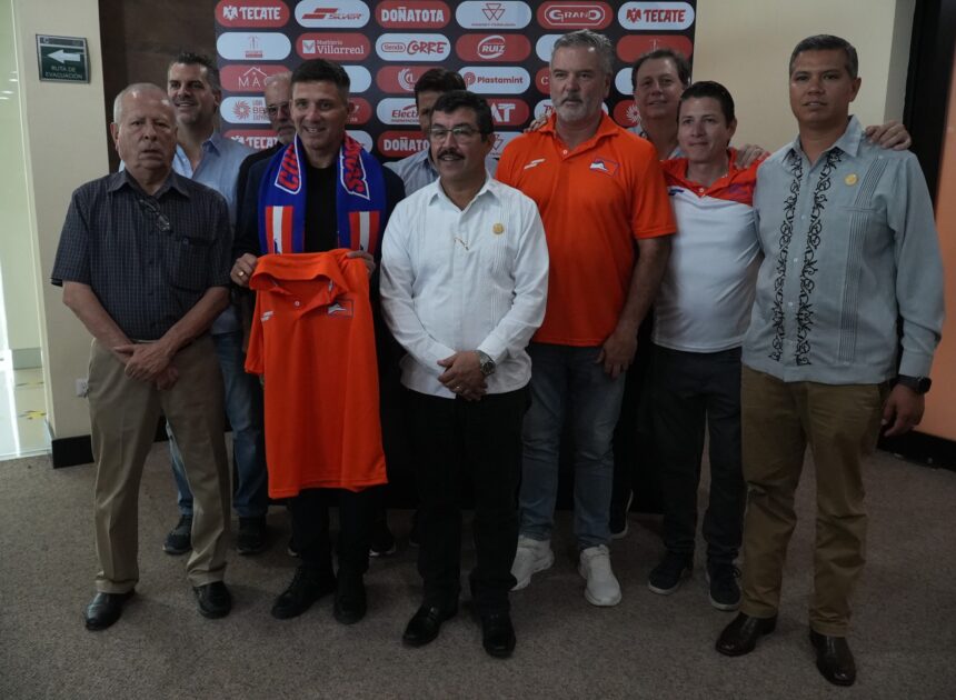Presentan a Gabriel “El místico” Pereyra como nuevo D. T. del Correcaminos