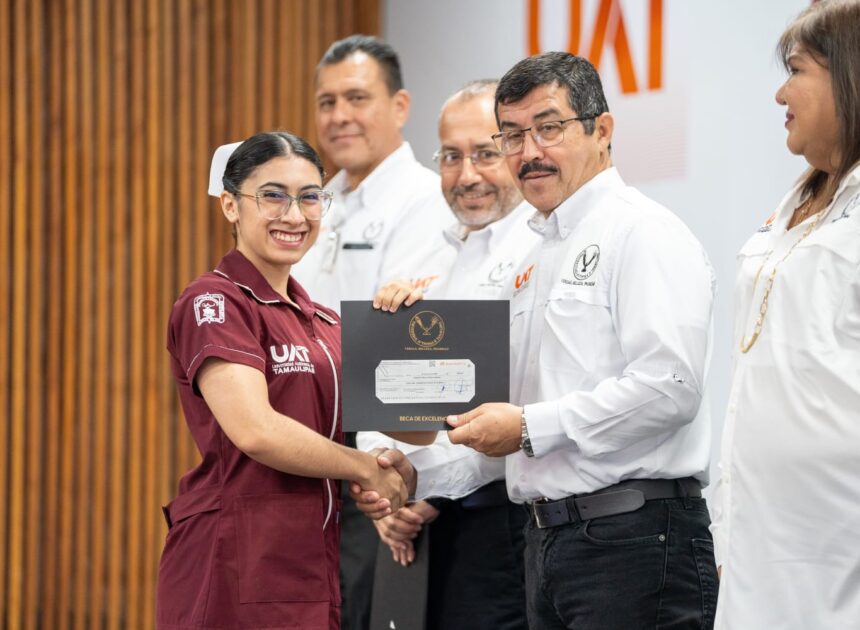 Reconoce la UAT excelencia académica con la entrega de más de 600 becas y estímulos educativos
