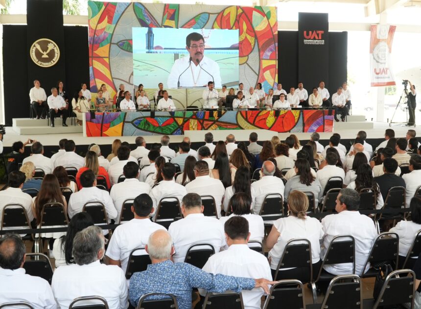En homenaje solemne reconoce la UAT trayectoria de 215 docentes