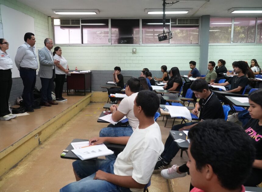 Aspirantes a ingresar a la UAT presentan examen CENEVAL
