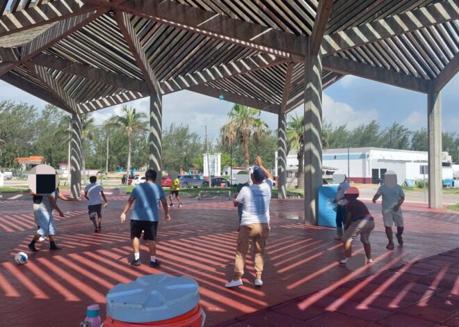 Adolescentes en proceso de reinserción social juegan fútbol playero en Miramar