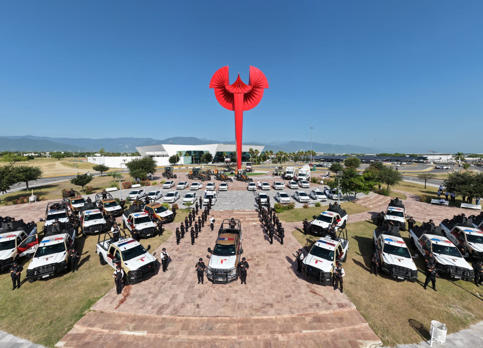 Entrega Américo Villarreal vehículos y maquinaria por 125.2 mdp